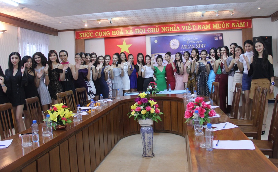 Kim Chi thuyết trình tại cuộc thi Hoa hậu Asean 2017 - 4 Kim Chi thuyết trình tại cuộc thi Hoa hậu Asean 2017 - 4