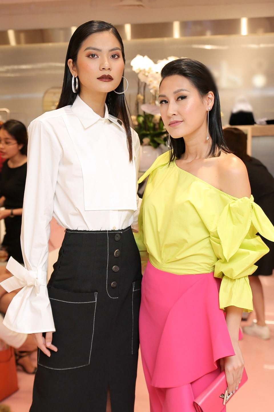 Bên cạnh các người đẹp khác, Kathy Uyên cũng nhanh chóng trở thành tâm điểm khi diện trang phục tông hồng - xanh. Cô đọ sắc cùng Quán quân Vietnam’s Next Top Model 2017 Kim Dung.