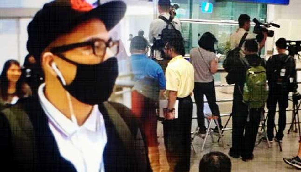 Con trai ông Kim Jong-nam “biến mất” trước ống kính truyền thông - 1
Thanh niên đội mũ đen, đeo khẩu trang được cho là do Kim Han-sol ngụy trang. (Ảnh: Malaysia Online)