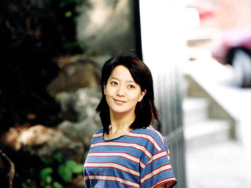 Nhan sắc của mỹ nhân 40 tuổi Kim Hee Sun ngày ấy và bây giờ - 8
Năm 2001, Kim Hee Sun thay đổi ngoại hình với mái tóc ngắn. Sự thay đổi của cô khiến người hâm mộ ngạc nhiên và thích thú. Mái tóc ngắn trẻ trung giúp diện mạo của Kim Hee Sun baby hơn.