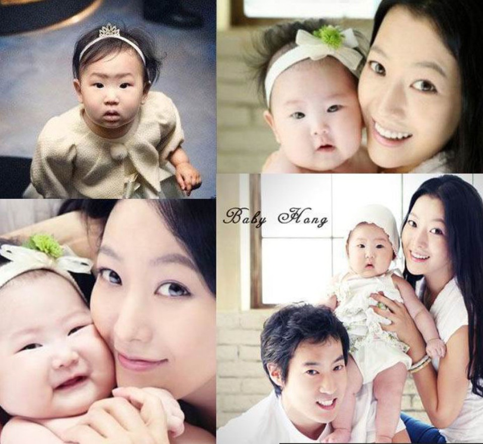 Nhan sắc của mỹ nhân 40 tuổi Kim Hee Sun ngày ấy và bây giờ - 18
Tháng 1/2009, vợ chồng Kim Hee Sun hạnh phúc thông báo sự chào đời của cô con gái đầu lòng. Kim Hee Sun cũng thổ lộ cảm giác xúc động, hồi hộp khi bước vào một giai đoạn mới của cuộc đời. Cô đồng ý chia sẻ một số hình ảnh về con gái trên các phương tiện truyền thông.