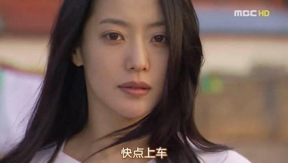 Nhan sắc của mỹ nhân 40 tuổi Kim Hee Sun ngày ấy và bây giờ - 12
Năm 2004, Kim Hee Sun vẫn tiếp tục đóng phim truyền hình và làm gương mặt quảng cáo cho nhiều nhãn hiệu tại Hàn Quốc. Bộ phim “Sad love song” được cô tham gia diễn xuất trong năm này và bộ phim đã đưa Kim Hee Sun lên đỉnh cao sự nghiệp diễn xuất tại Hàn Quốc.