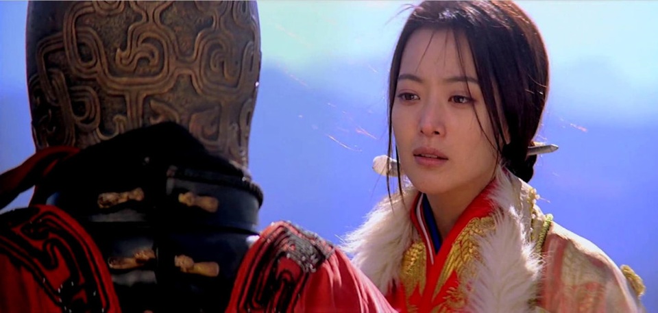 Nhan sắc của mỹ nhân 40 tuổi Kim Hee Sun ngày ấy và bây giờ - 13
Năm 2005, cô sánh đôi cùng Thành Long trong bộ phim được đầu tư với kinh phí lớn “Thần thoại. Cô còn thể hiện luôn ca khúc chủ đề của phim cùng Thành Long. Hình ảnh cô công chúa xinh đẹp của Kim Hee Sun trong phim làm “tan chảy” trái tim của người hâm mộ khắp châu Á.