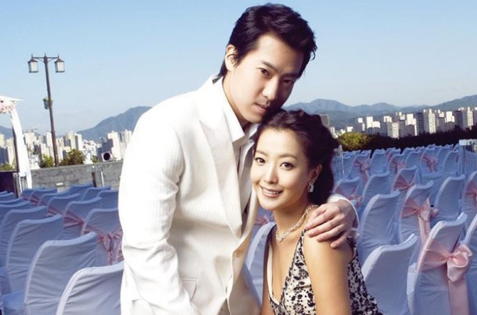 Nhan sắc của mỹ nhân 40 tuổi Kim Hee Sun ngày ấy và bây giờ - 16
Đám cưới của Kim Hee Sun diễn ra tại một trong những khách sạn sang trọng nhất tại Seoul, Hàn Quốc với sự góp mặt của nhiều bạn bè trong làng giải trí. Trước khi tổ chức đám cưới, Kim Hee Sun hầu như chưa bao giờ đề cập tới chuyện yêu đương, hò hẹn của mình trong các bài phỏng vấn. Quyết định lên xe hoa của cô khá đột ngột. Chồng của Kim Hee Sun là một doanh nhân trẻ và là con trai của một trong những người giàu nhất Hàn Quốc.
