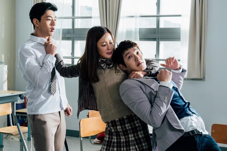 Nhan sắc của mỹ nhân 40 tuổi Kim Hee Sun ngày ấy và bây giờ - 21
Năm 2014, Kim He Sun tiếp tục nhận lời đóng phim truyền hình. Cô mạnh dạn vào vai một cô nữ sinh trung học trong bộ phim tâm lý tình cảm hài của đài KBS khi đã cận kề tuổi 40. Trong phim, cô vào vai một cô nàng ngổ ngào bất ngờ phải làm mẹ khi còn trẻ tuổi. Cô hoá mình thành nữ sinh trung học để tới trường bảo vệ con gái và nhiều câu chuyện hài hước đã nảy sinh từ đây. Nhan sắc vạn người mê của Kim Hee Sun tiếp tục là chủ đề “nóng” trên mặt báo.