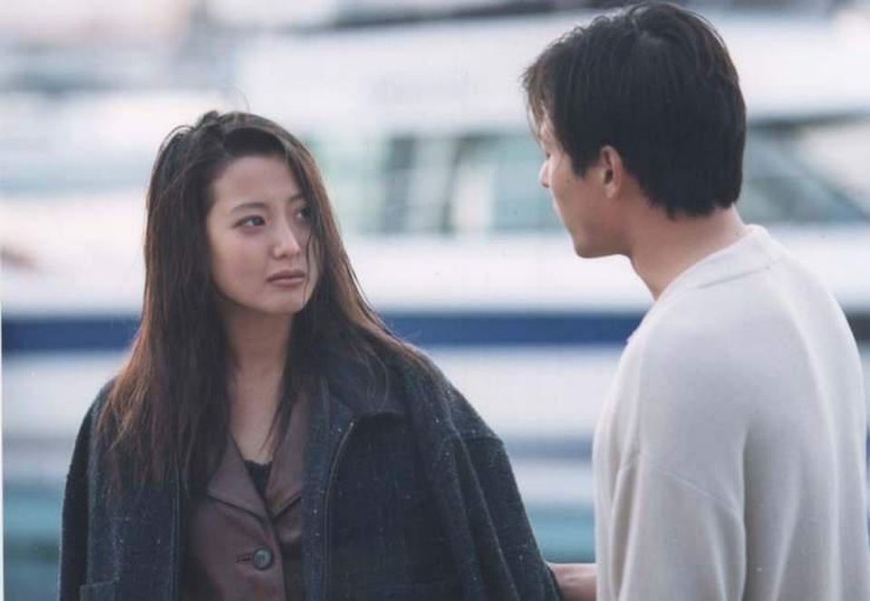 Nhan sắc của mỹ nhân 40 tuổi Kim Hee Sun ngày ấy và bây giờ - 4
Năm 1997, cô tham gia bộ phim đầu tay mang tên Coincidentally. Bộ phim không quá thành công về tỉ suất bạn xem đài nhưng trong số những tác phẩm mà Kim Hee Sun tham gia thời bấy giờ, đây là bộ phim thành công nhất của cô. Người ta chú ý đến cô nhờ vẻ ngoài xinh đẹp còn diễn xuất chưa được đánh giá cao.