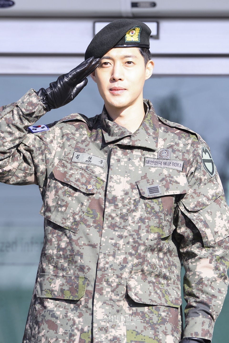 Hơn 1500 fan tụ tập đón "mỹ nam" Kim Hyun Joong xuất ngũ - 1
Kim Hyun Joong xuất ngũ vào ngày hôm nay 11/2.