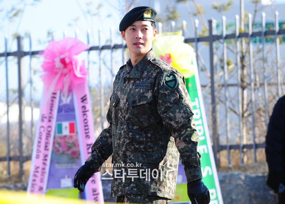 Hơn 1500 fan tụ tập đón "mỹ nam" Kim Hyun Joong xuất ngũ - 3
Anh cảm động trước tình cảm fan dành cho mình sau 2 năm vắng bóng khỏi làng giải trí.