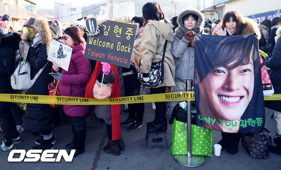Hơn 1500 fan tụ tập đón "mỹ nam" Kim Hyun Joong xuất ngũ - 6
Fan ủng hộ Kim Hyun Joong trong ngày anh xuất ngũ.