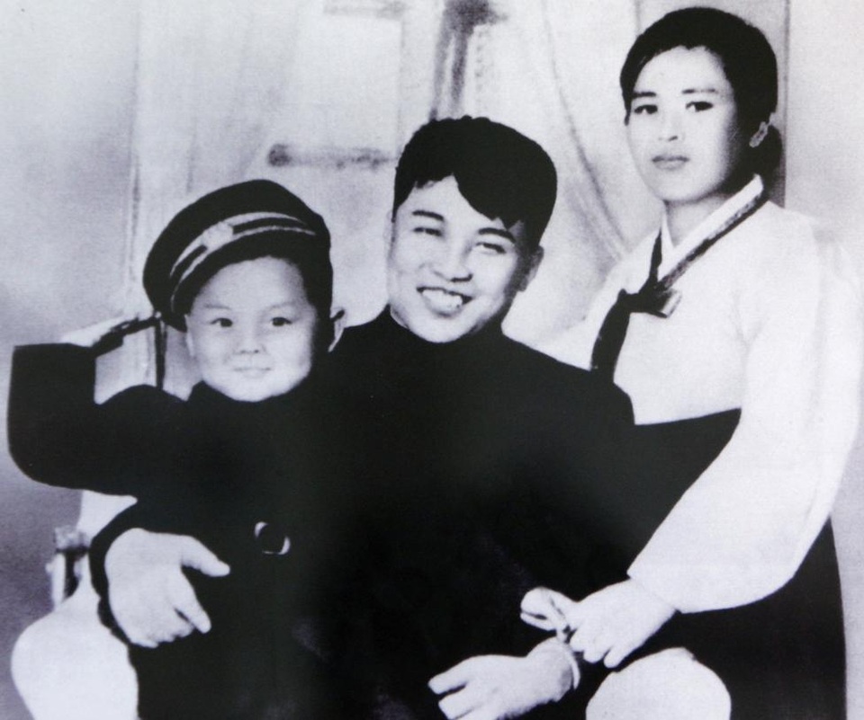 Đại gia đình của nhà lãnh đạo Triều Tiên Kim Jong-un - 2
Ông Kim Nhật Thành và người vợ Kim Jong-suk sinh con trai Kim Jong-il vào năm 1941. (Ảnh: Reuters)