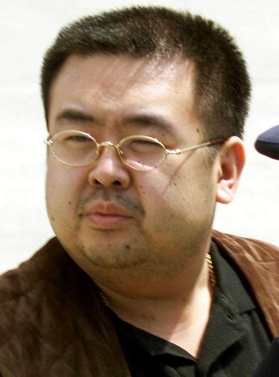 Đại gia đình của nhà lãnh đạo Triều Tiên Kim Jong-un - 6
Kim Jong-nam, khoảng 45 tuổi, là con trai cả của cố Chủ tịch Kim Jong-il. Kim Jong-nam từng được xem là người có khả năng kế nhiệm cha mình. Tuy nhiên, Kim Jong-nam đã bị thất sủng sau khi bị trục xuất khỏi Nhật Bản vào năm 2001 do cố gắng vào nước này bằng tấm hộ chiếu giả. Kể từ đó, Kim Jong-nam đã sống lưu vong ở nước ngoài, chủ yếu tại Macao. Cảnh sát Malaysia ngày 14/2 xác nhận rằng ông Kim Jong-nam đã thiệt mạng tại nước này. (Ảnh: Reuters)