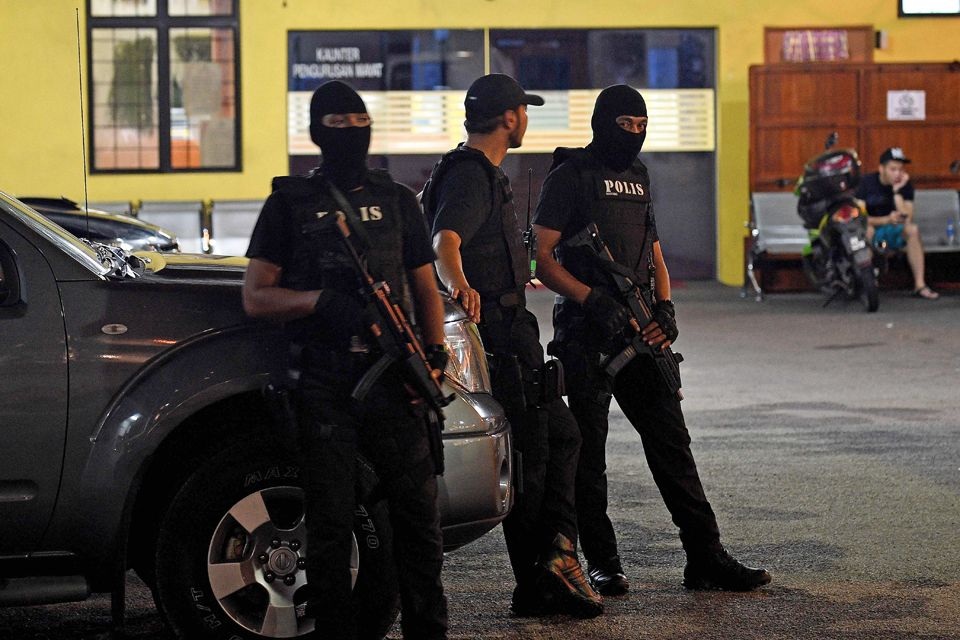 Malaysia phát hiện âm mưu đột nhập nhà xác chứa thi thể ông Kim Jong-nam - 2
Các nhân viên an ninh đứng gác gần nhà xác của Đệnh viện Đa khoa Kuala Lumpur, nơi thi thể của ông Kim Jong-nam đang được giữ chờ bàn giao cho người thân của ông. (Ảnh: Reuters)