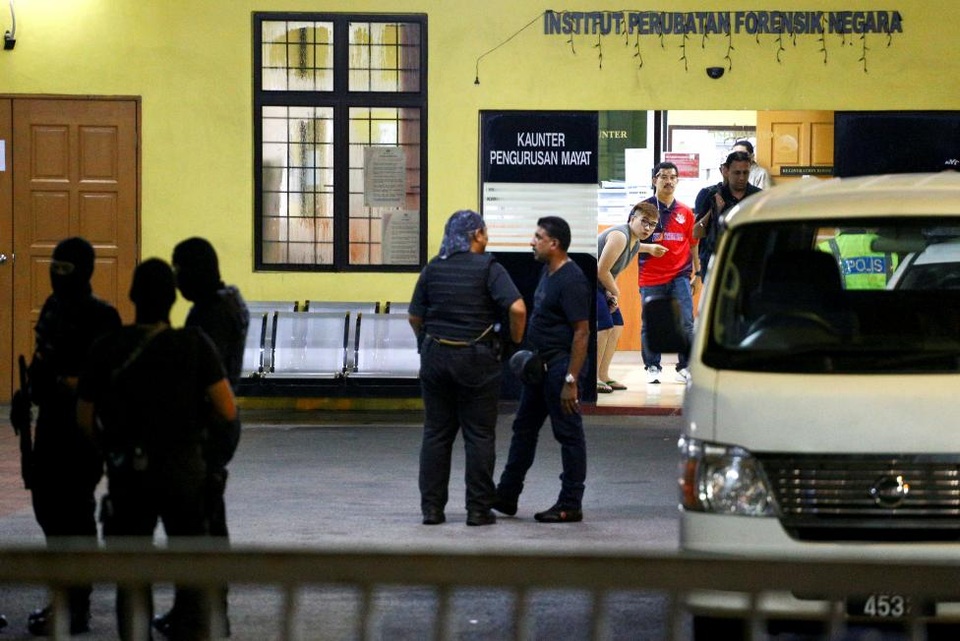 Cái chết nhiều uẩn khúc của ông Kim Jong-nam tại Malaysia - 19
Các nhân viên an ninh đứng gác gần nhà xác của Đệnh viện Đa khoa Kuala Lumpur, nơi thi thể của ông Kim Jong-nam đang được giữ chờ bàn giao cho người thân của ông. (Ảnh: Reuters)