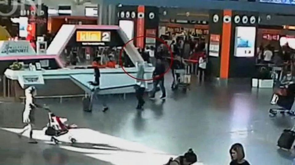 Cái chết nhiều uẩn khúc của ông Kim Jong-nam tại Malaysia - 3
Hình ảnh trong vòng tròn đỏ cũng cho thấy một phụ nữ mặc áo trắng dường như đã tiếp cận ông Kim Jong-nam từ phía sau. (Ảnh: Reuters)