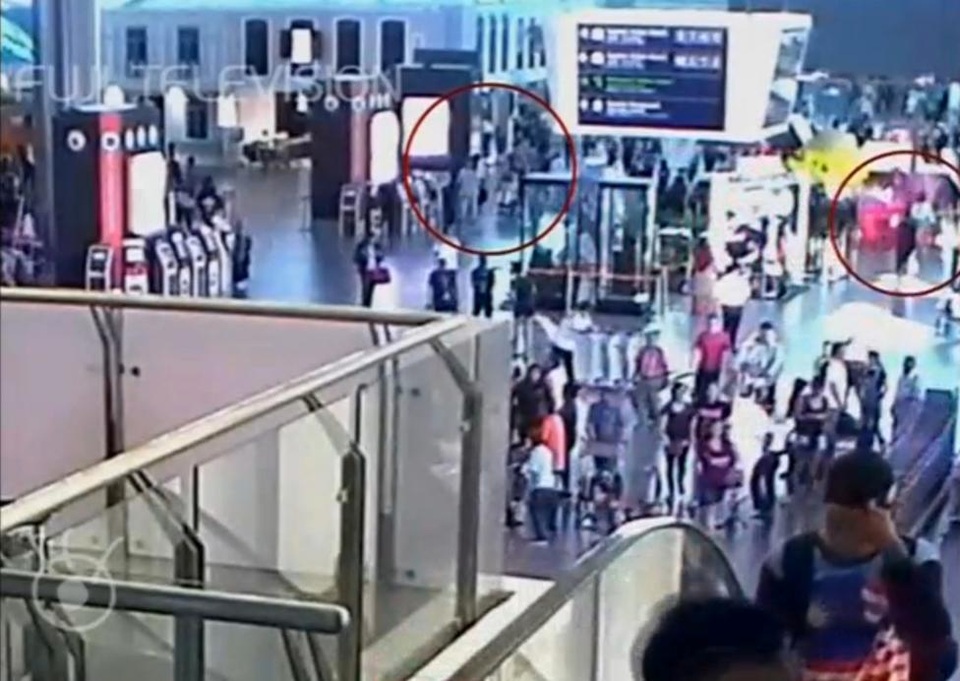 Cái chết nhiều uẩn khúc của ông Kim Jong-nam tại Malaysia - 4
Người phụ nữ mặc áo trắng đã nhanh chóng rời đi sau khi tiếp cận ông Kim Jong-nam. (Ảnh: Reuters)