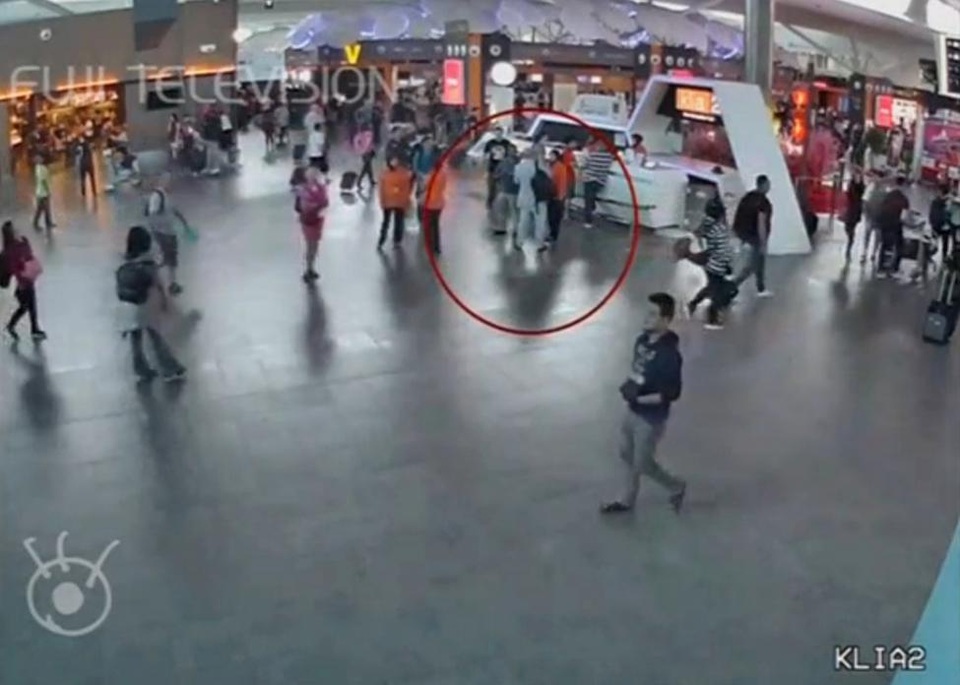 Cái chết nhiều uẩn khúc của ông Kim Jong-nam tại Malaysia - 5
Ông Kim Jong-nam sau đó được nhìn thấy trò chuyện với các nhân viên sân bay để đề nghị trợ giúp. (Ảnh: Reuters)