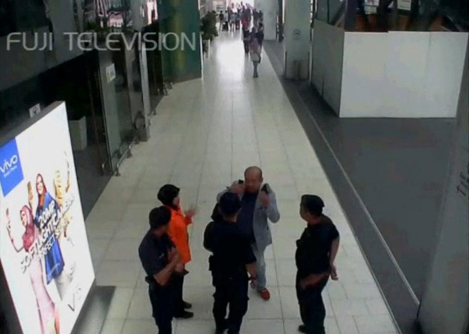Cái chết nhiều uẩn khúc của ông Kim Jong-nam tại Malaysia - 6
Ông Kim Jong-nam nói chuyện với các nhân viên an ninh. (Ảnh: Reuters)