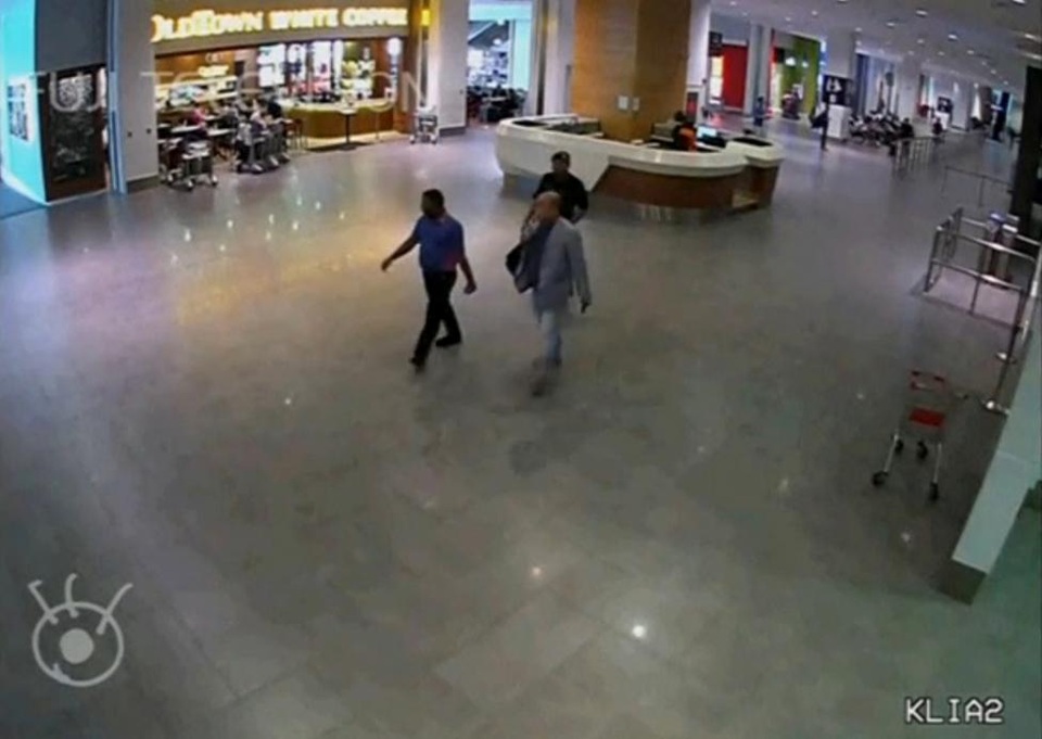 Cái chết nhiều uẩn khúc của ông Kim Jong-nam tại Malaysia - 7
Ông Kim Jong-nam bước đi cùng các nhân viên an ninh tại sân bay Kuala Lumpur. (Ảnh: Reuters)