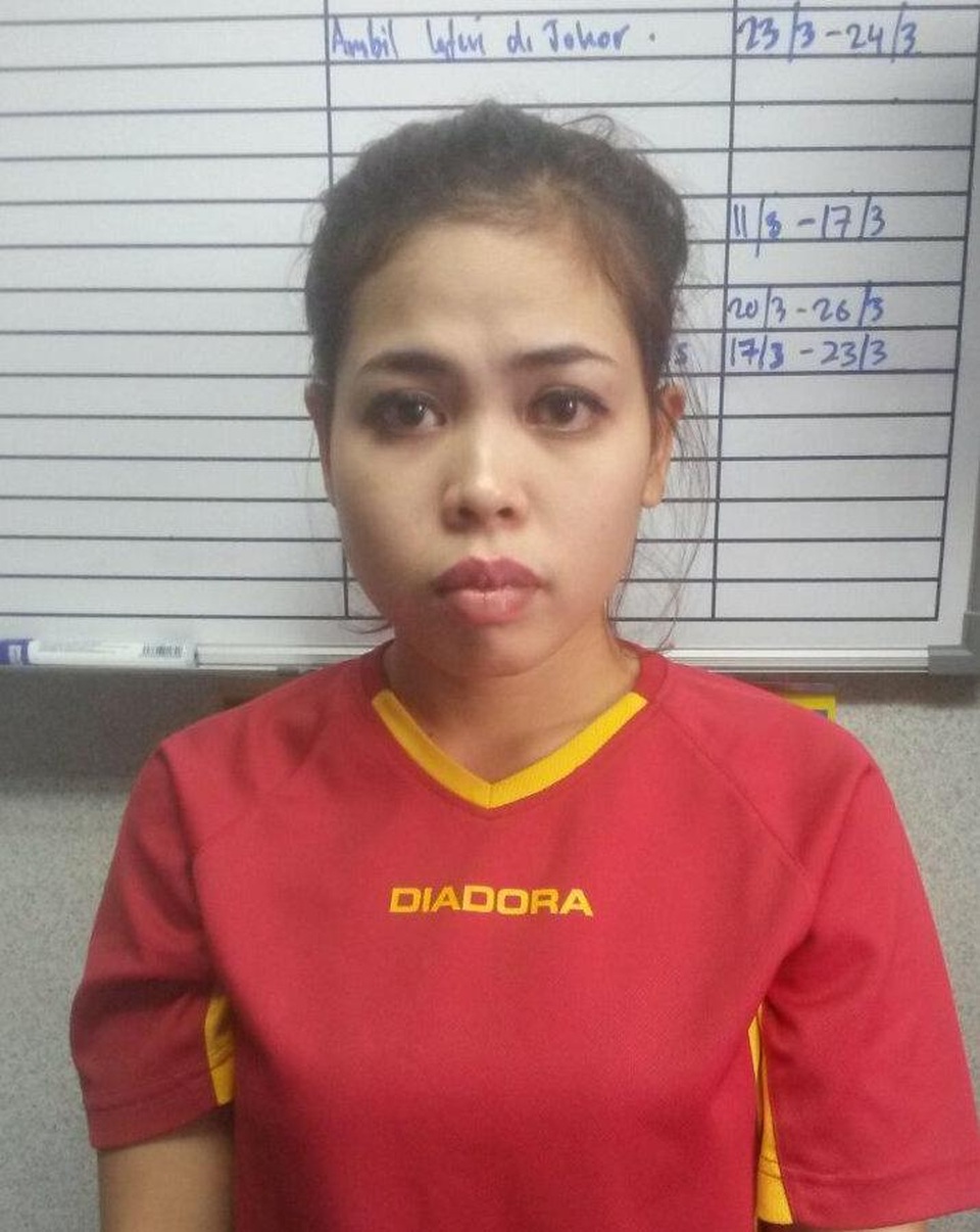 Cái chết nhiều uẩn khúc của ông Kim Jong-nam tại Malaysia - 10
Nghi phạm người Indonesia Siti Aisyah. Bạn trai của cô này cũng đã bị bắt giữ. (Ảnh: Reuters/Cảnh sát Malaysia)