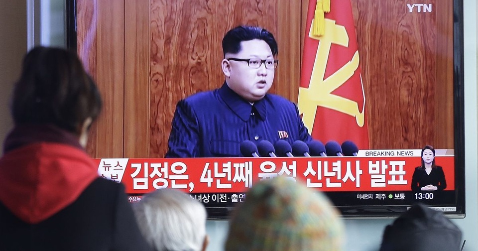 Đại sứ Triều Tiên “tố” tình báo Mỹ - Hàn mưu sát ông Kim Jong-un - 1 Người dân Hàn Quốc xem bản tin về nhà lãnh đạo Triều Tiên Kim Jong-un phát trên tivi tại ga tàu điện ngầm ở Seoul (Ảnh: Reuters)