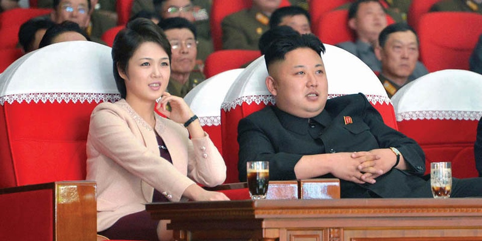 Tình báo Hàn Quốc: Vợ ông Kim Jong-un sinh con thứ 3 - 1 Ông Kim Jong-un và bà Ri Sol-ju tham dự một sự kiện tại Triều Tiên (Ảnh: Reuters)