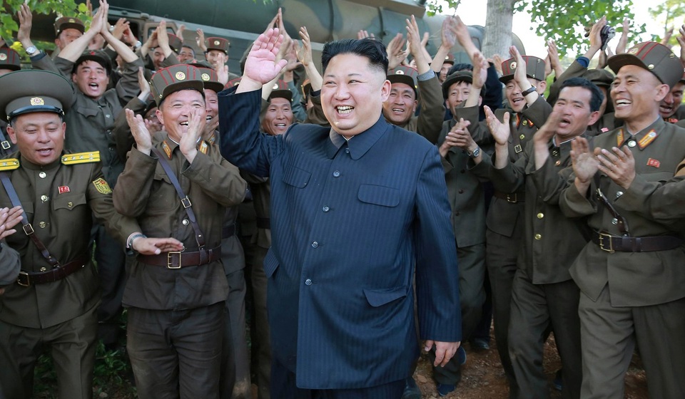 Trung - Mỹ 60 năm đi tìm lời giải cho "bài toán Triều Tiên" - 2 Nhà lãnh đạo Kim Jong-un thăm một đơn vị quân đội Triều Tiên (Ảnh: CMT)