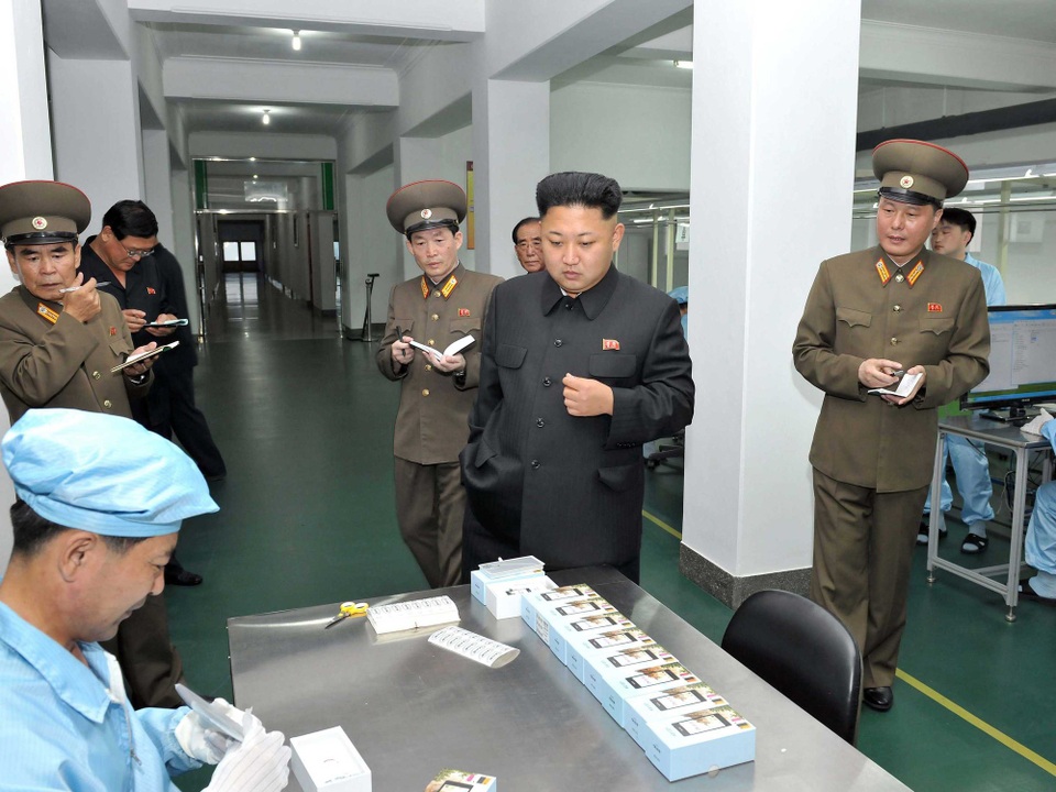 Hàn Quốc: Triều Tiên có thể sắp lâm vào khủng hoảng nghiêm trọng - 1 Nhà lãnh đạo Triều Tiên Kim Jong-un thị sát một nhà máy Triều Tiên. (Ảnh: KCNA)
