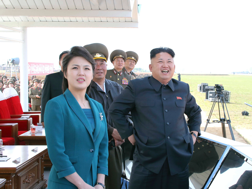 Đường tới đỉnh cao quyền lực của nhà lãnh đạo Kim Jong-un - 6 Nhà lãnh đạo Kim Jong-un và phu nhân Ri Sol-ju (Ảnh: KCNA)