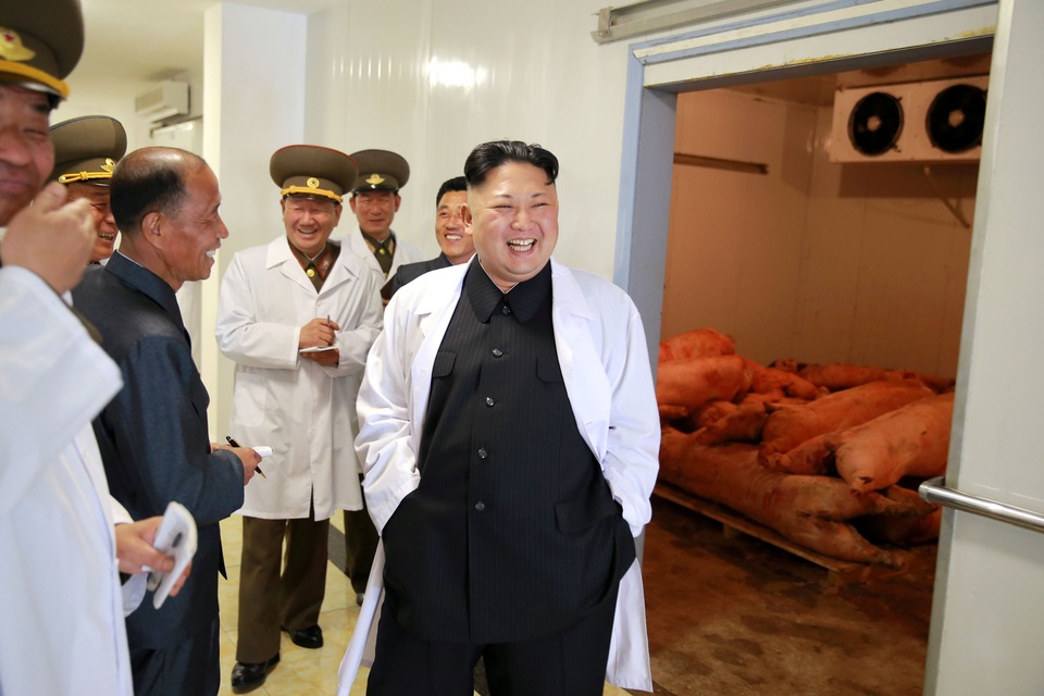 Những bức ảnh chụp lại cho thấy ông Kim Jong-un tươi cười khi tới thăm các khu chăn nuôi, giết mổ, chế biến và đóng gói bên trong trang trại. (Ảnh: Reuters)
