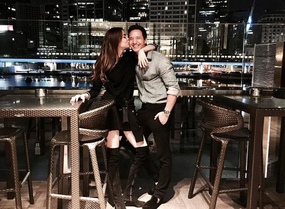 Trong dịp sinh nhật, khi Hà Hồ gây bất ngờ khi chúc mừng Kim Lý kèm theo bức ảnh cô hôn anh vô cùng hạnh phúc. Nam diễn viên cũng nhanh chóng đáp trả bằng câu nói ngọt ngào bằng tiếng Việt: Cảm ơn em yêu. Anh yêu em rất nhiều