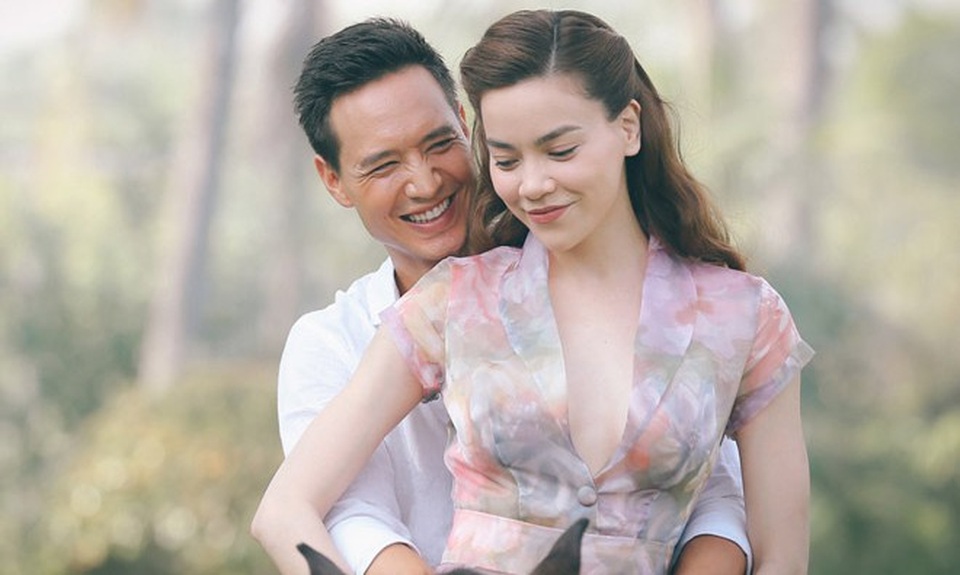 Kim Lý trần tình khi bị cho là “ngoại tình, bắt cá hai tay” - 3 Hiện tại, Kim Lý đang rất hạnh phúc bên ca sĩ Hồ Ngọc Hà. Cả hai bén duyên khi anh hợp tác cùng cô trong MV Cả một trời thương nhớ với nhiều cảnh hôn ngọt ngào và nóng bỏng