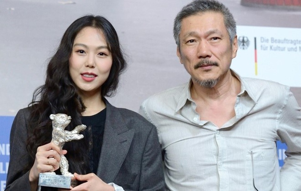 Kim Min Hee công khai quan hệ, vợ đạo diễn già từ chối ký đơn ly dị - 4
Trong khi Kim Min Hee và Hong Sang Soo hạnh phúc công khai tình yêu thì vợ của đạo diễn Hong từ chối ký đơn ly dị.