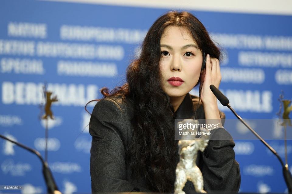 Cặp đôi ngoại tình chấn động xứ Hàn công khai thừa nhận đang yêu - 4
Kim Min Hee từng dành cho Hong Sang Soo nhiều lời có cánh tại LHP quốc tế Berlin.