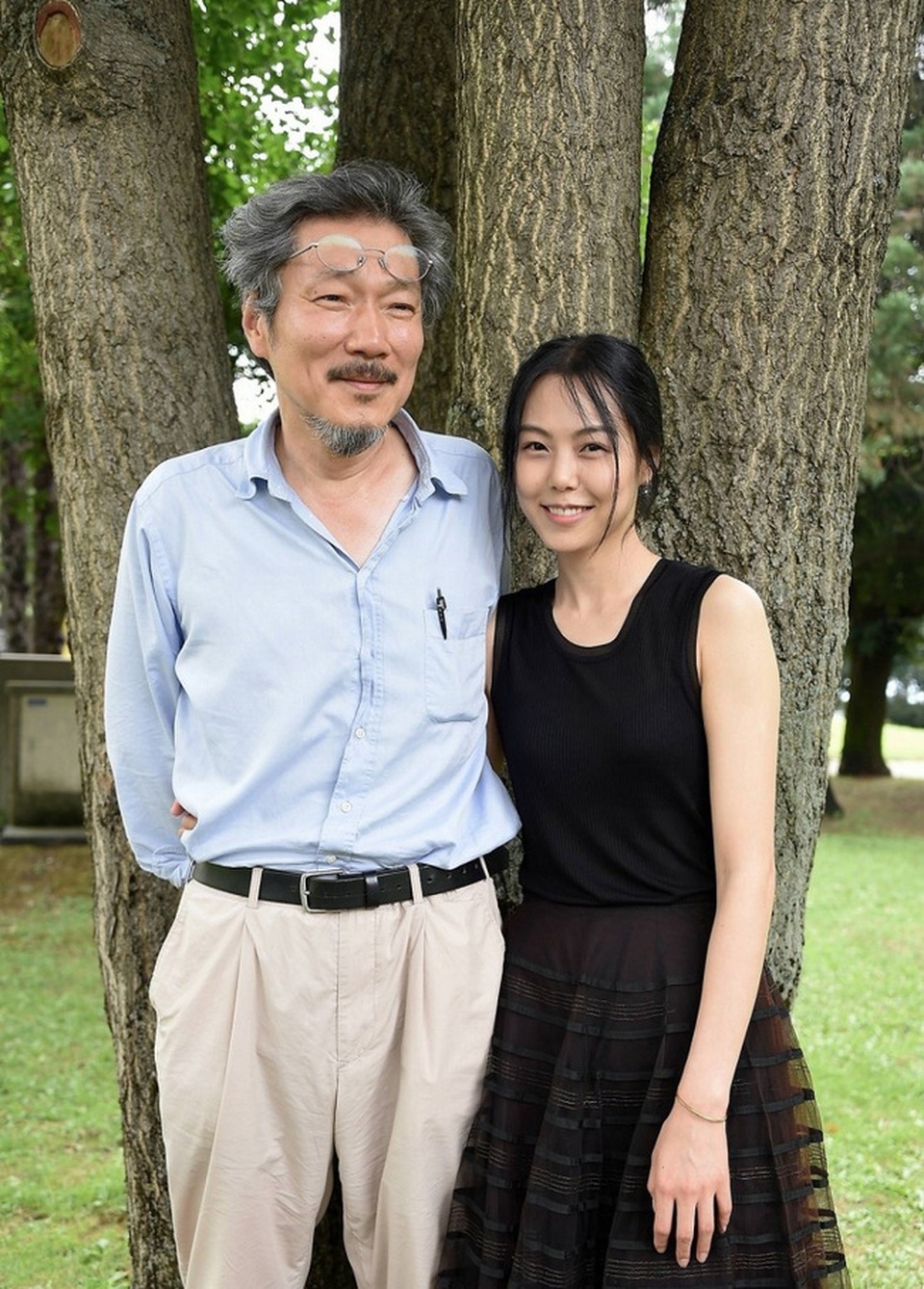 Kim Min Hee công khai quan hệ, vợ đạo diễn già từ chối ký đơn ly dị - 1
Đạo diễn 57 tuổi Hong Sang Soo và nữ diễn viên 34 tuổi Kim Min Hee đang yêu nhau.