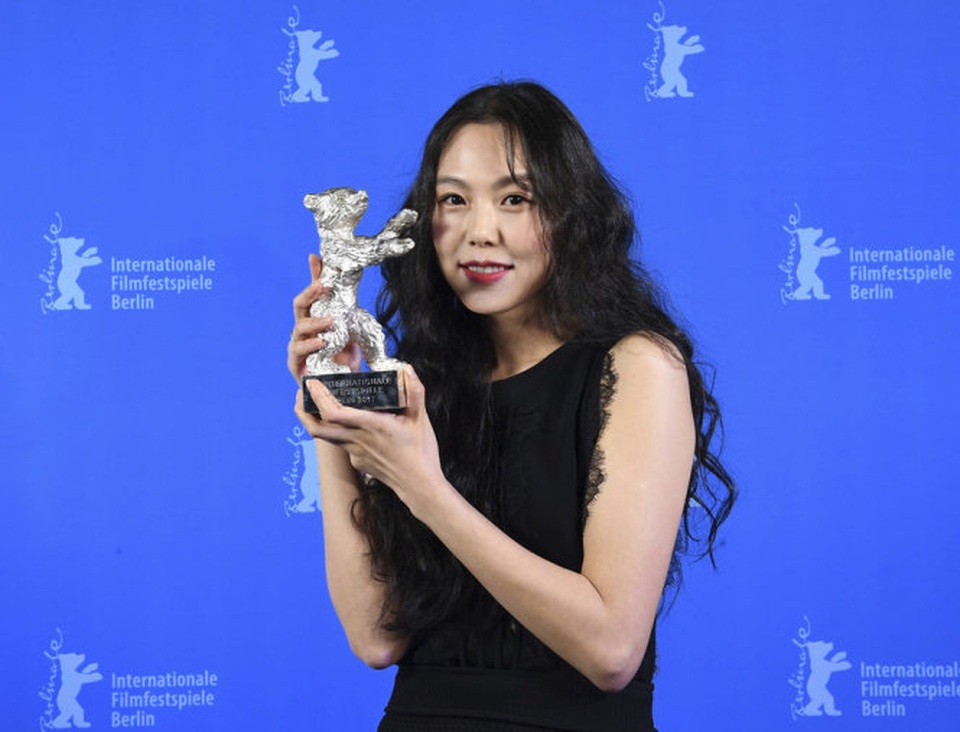Kim Min Hee: Nữ diễn viên tài năng hay kẻ "giật" chồng trơ trẽn? - 19
Chuyện tình với đạo diễn Hong Sang Soo đã khiến Kim Min Hee mất nhiều hợp đồng quảng cáo tại Hàn Quốc vào năm 2016 vì làn sóng phản đối của dư luận. Thông tin cô và đạo diễn U60 vẫn tiếp tục hò hẹn và nắm tay tình tứ tại Đức mới đây lại khiến dư luận xứ Hàn bức xúc.
