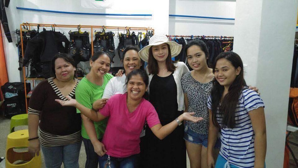 Rộ tin Kim Tae Hee mang bầu - 1
Kim Tae Hee chụp ảnh cùng người hâm mộ trong chuyến du lịch mới đây tại Philippines, tháng 5/2017.