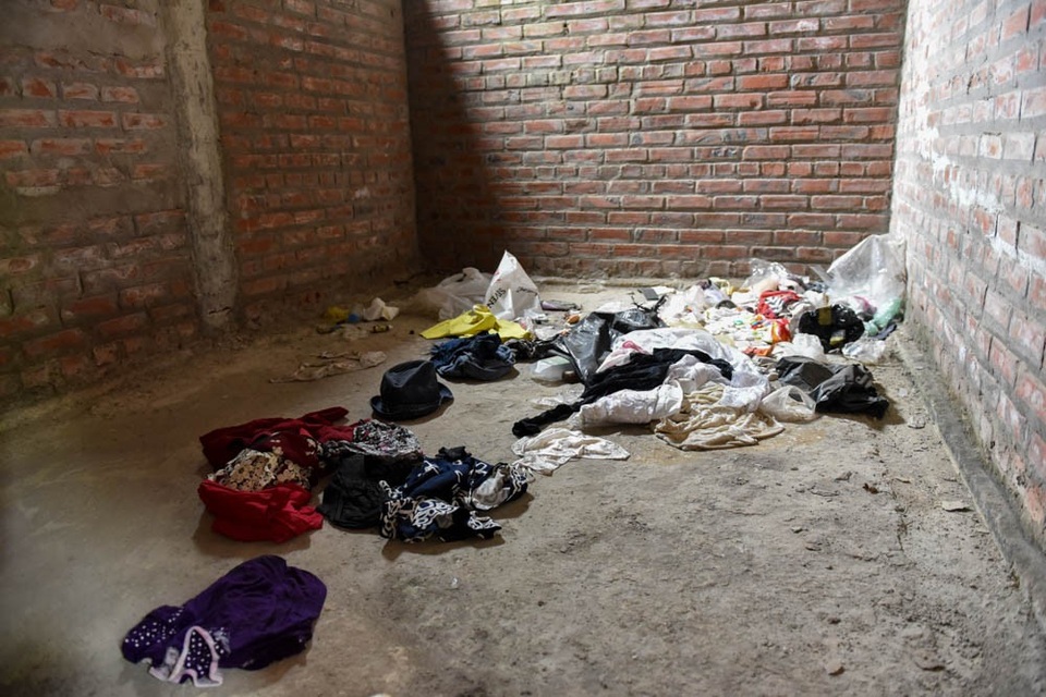 Kim tiêm ma tuý vứt đầy trong biệt thư bỏ hoang ở Hà Nội - 10 
Một căn phòng biệt thự la liệt rác thải sinh hoạt cho thấy các đối tượng nghiện còn biến nơi đây thành chỗ tá túc.