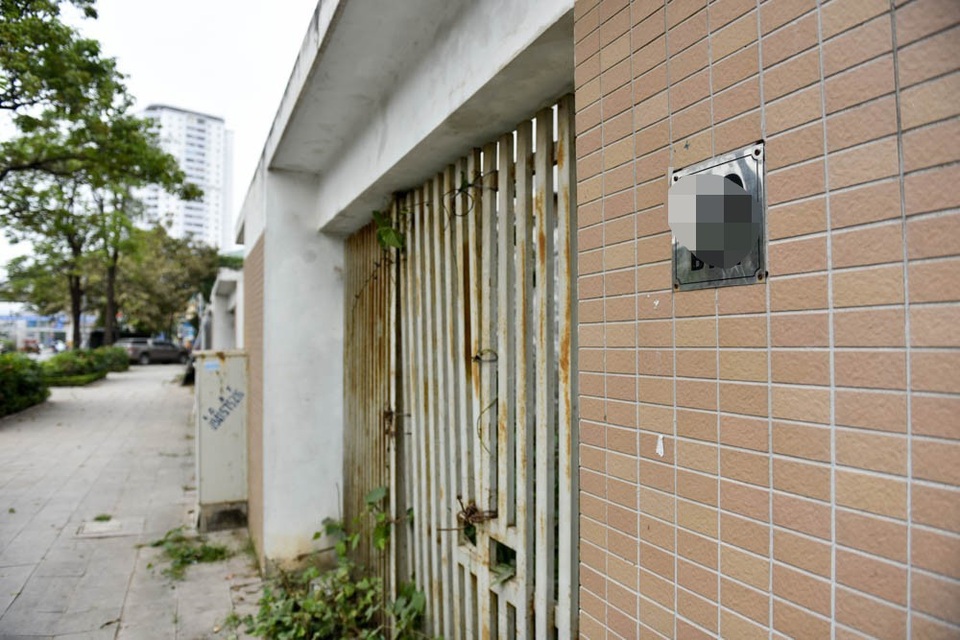 Kim tiêm ma tuý vứt đầy trong biệt thư bỏ hoang ở Hà Nội - 2 
Một căn biệt thự bỏ không đã hơn 5 năm, cây dại mọc bám vào cổng nhà quanh năm đóng kín.