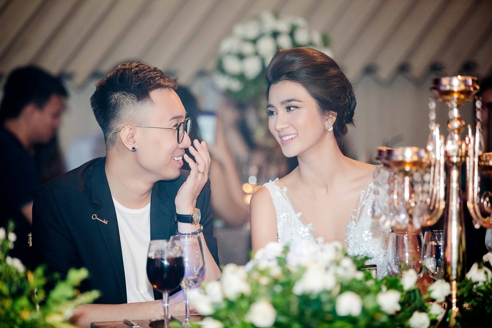 Kim Tuyến khoe ngực đầy, bỏ mặc lùm xùm với vợ cũ Huy Khánh - 4 Kim Tuyến vui vẻ, không hề vướng bận tới những lùm xùm xung quanh mình.
