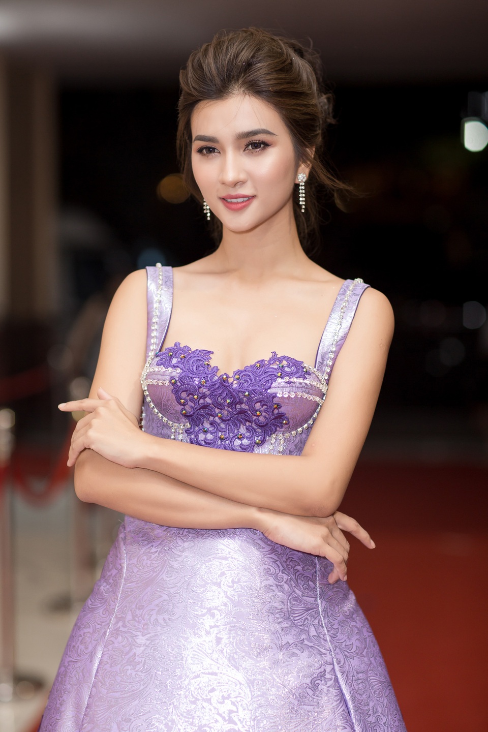 Trước câu hỏi nghi ngờ cả hai đang âm thầm hẹn hò, Kim Tuyến cho biết, vì thường xuyên làm việc và hoạt động thiện nguyện cùng nhau nên Kim Tuyến và Hiếu Nguyễn ngoài đời khá thân thiết. Có lẽ với việc từng kết đôi với vai… vợ chồng nên cả hai thêm gần gũi.