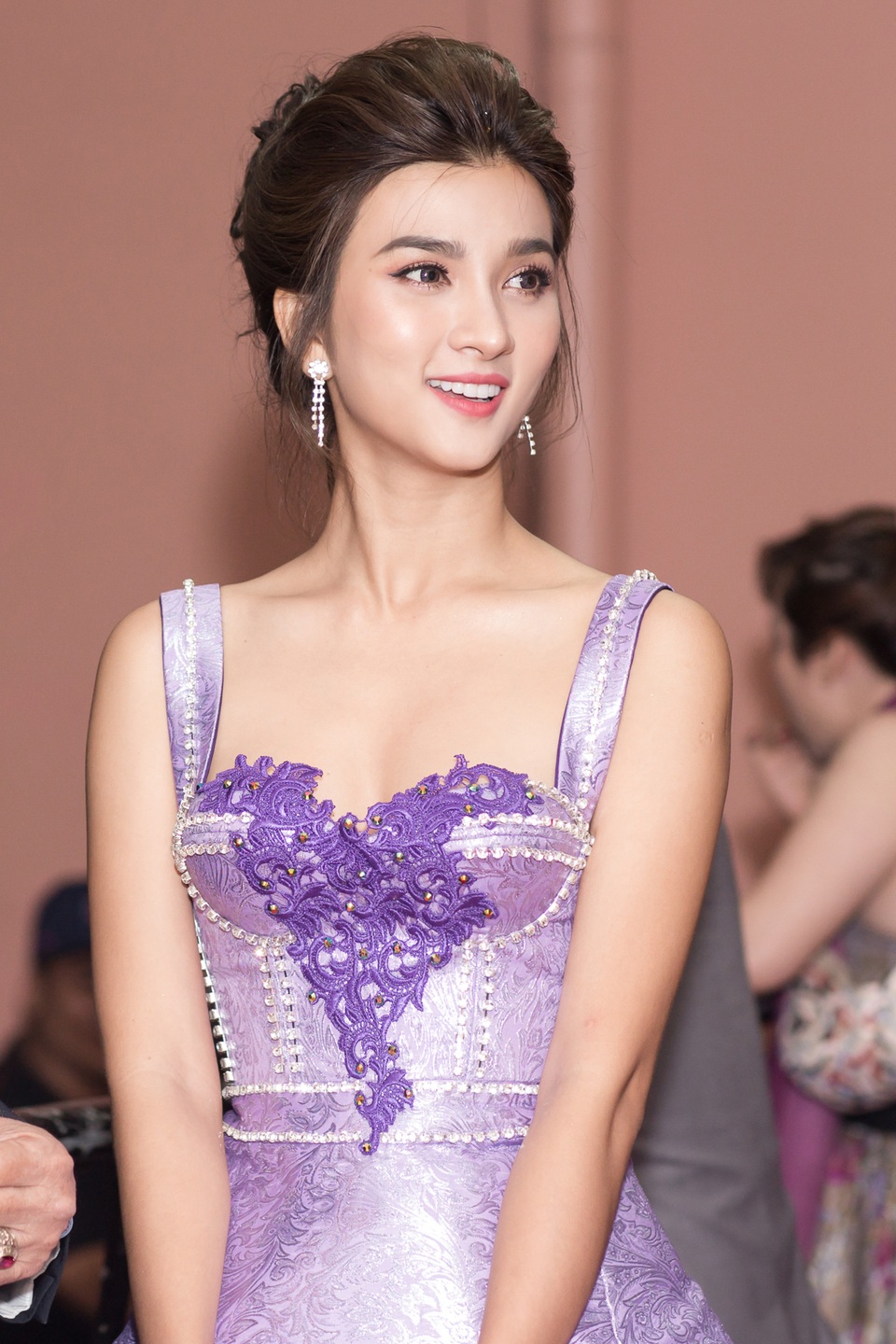 Từ “tay ngang” rẽ sang bộ nghệ thuật thứ bảy, đến nay Kim Tuyến đã có khá nhiều vai diễn. Cô đang tích cực xây dựng hình ảnh hiện đại, năng động trong mắt công chúng. Kim Tuyến dự sự kiện với tư cách là Đại sứ một kênh truyền hình dành cho người phụ nữ của gia đình hiện đại. Nữ diễn viên chia sẻ, đây là lần đầu tiên cô giữ vai trò này. Nó là động lực giúp cô hoàn thiện bản thân mỗi ngày.