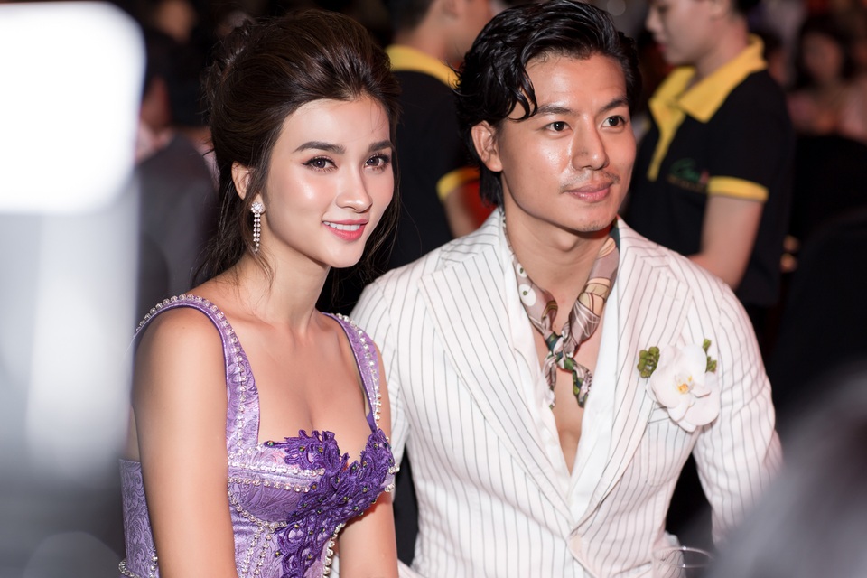 Như để khẳng định bản thân tập trung vào công việc thay vì đôi co hay để ý những lùm không đáng có, tối 22/7, Kim Tuyến vui vẻ đi dự sự kiện. Cô bị bắt gặp sóng đôi và dính như sam cùng Hiếu Nguyễn.