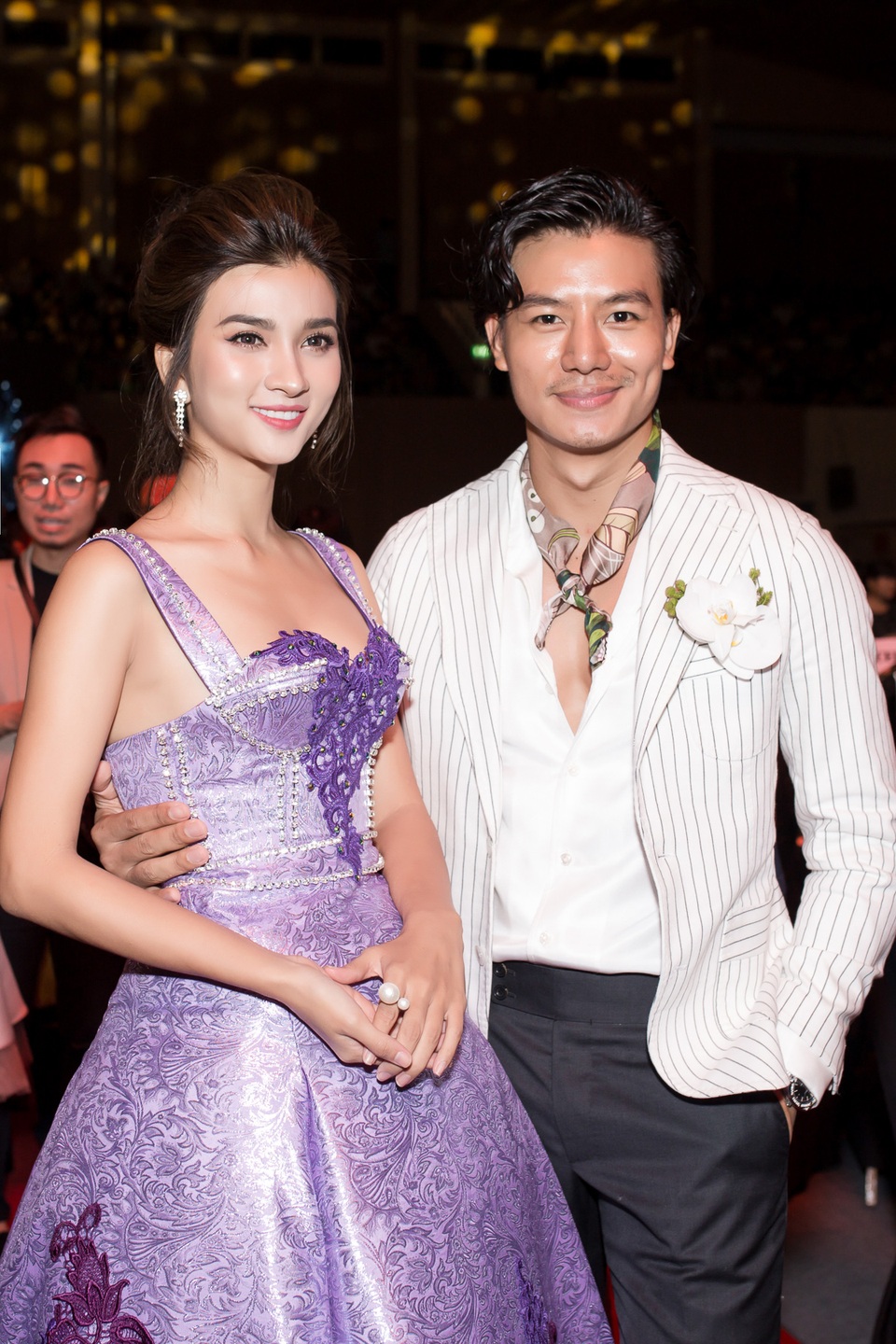 Trước ống kính, Hiếu Nguyễn không ngần ngại ôm eo Kim Tuyến tạo dáng chụp hình.