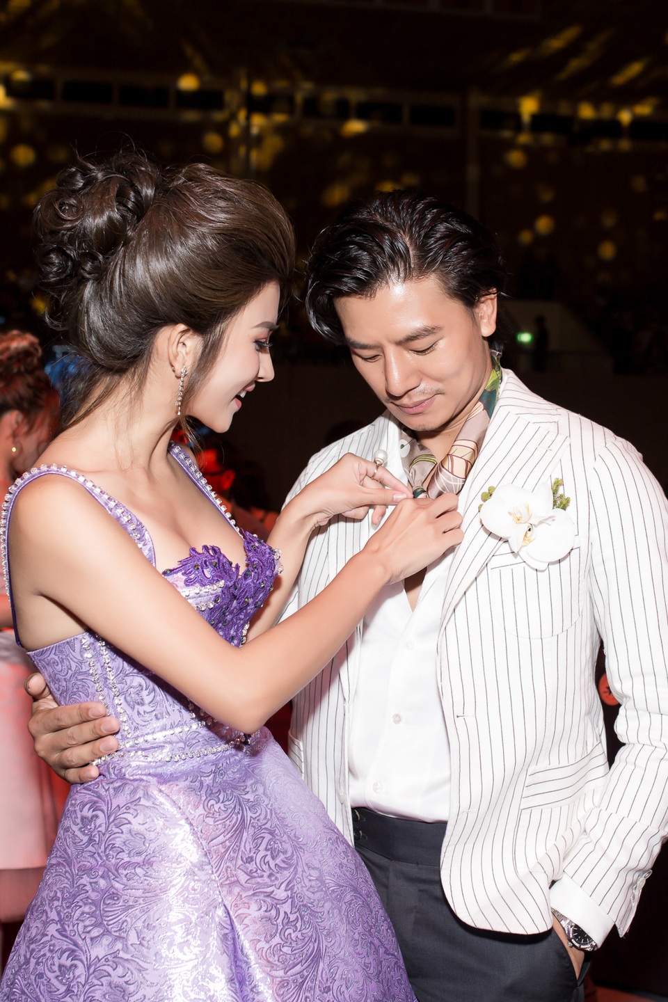 Hiếu Nguyễn say đắm ngắm Kim Tuyến chỉnh trang lại vẻ ngoài cho mình. Trong khi Hiếu Nguyễn chọn cho mình bộ vest lịch lãm, phá cách với phần ngực khoét sâu thì nữ diễn viên “Tuổi Thanh Xuân” diện chiếc đầm cúp ngực gợi cảm gam màu tím.