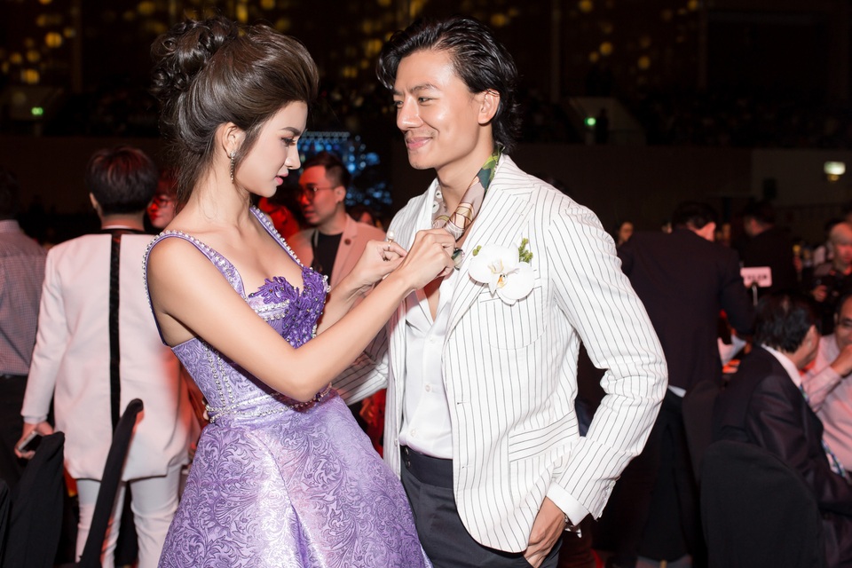 Nữ diễn viên “Tuổi thanh xuân” cũng không quên chăm chút, chỉnh lại trang phục cho nam diễn viên điển trai.