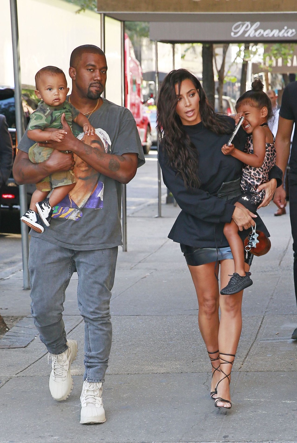 Kim Kardashian lên kế hoạch sinh đứa con thứ ba - 2
Gia đình hiện tại của Kim Kardashian và Kanye West