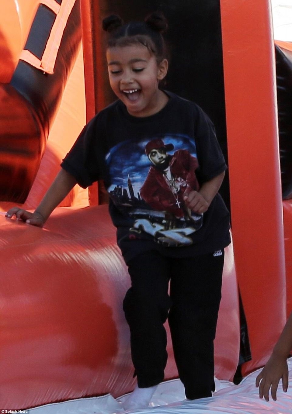 
Cô bé 4 tuổi rất nhanh nhẹn và hiếu động.
