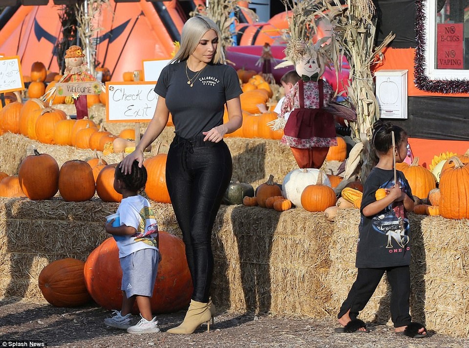 
Dù là một nữ doanh nhân hay một ngôi sao truyền hình bận rộn, Kim không bao giờ lơ là việc chăm sóc hay quan tâm con cái. Cô luôn cô gắng dành thời gian bên các con và trở thành bạn thân của con.
