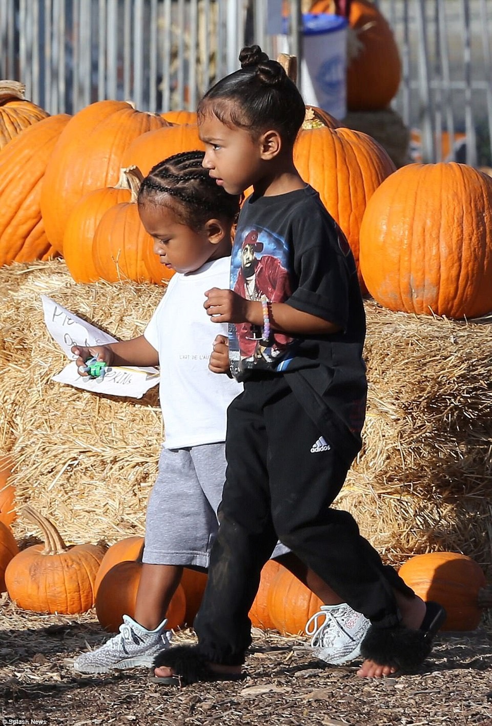 
North và Saint là kết quả tình yêu giữa Kim và ngôi sao ca nhạc da màu Kanye West. Hai chị em North và Saint rất bụ bẫm và đáng yêu.
