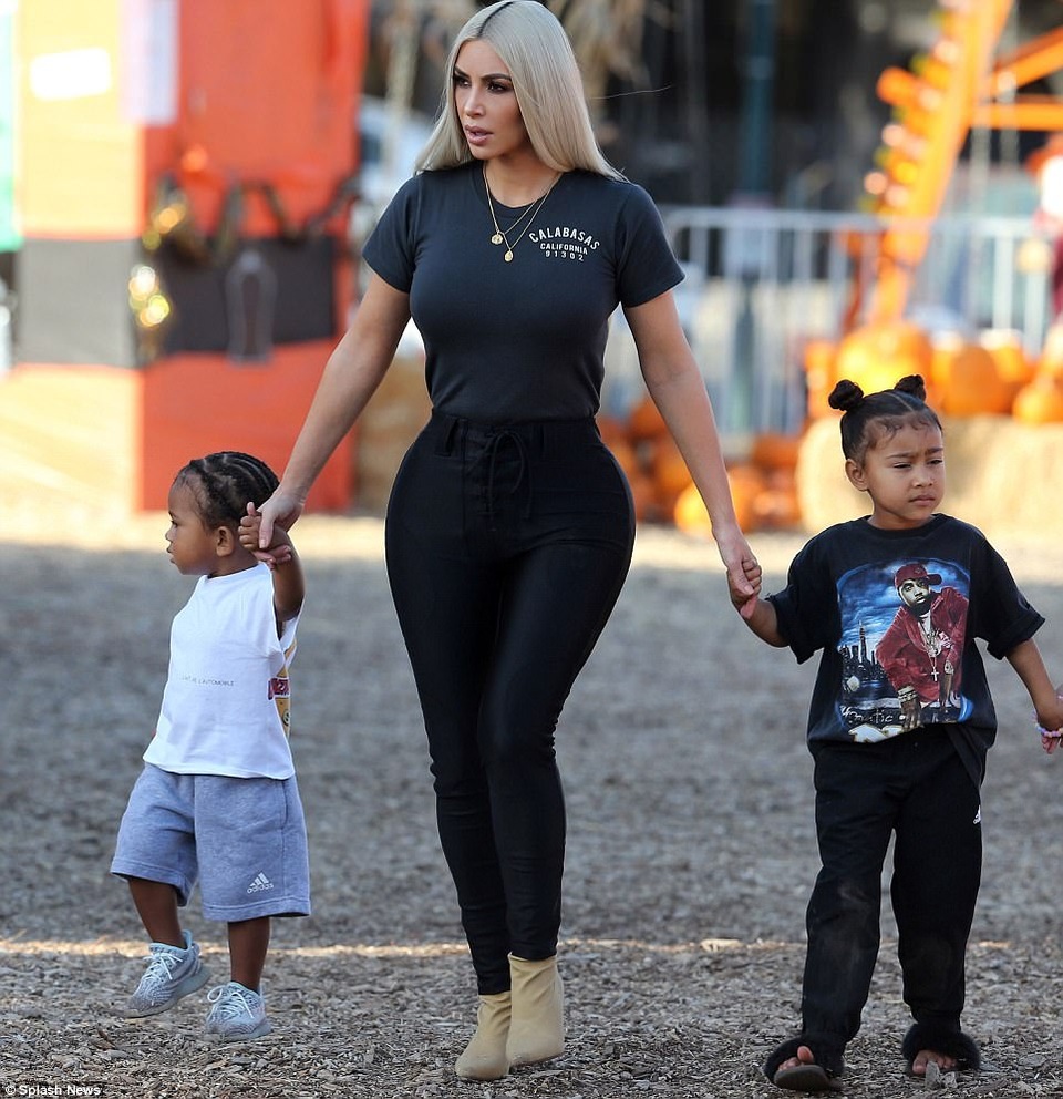 
Kim Kardashian dẫn con gái North, 4 tuổi, và con trai Saint, 1 tuổi, tới chơi tại vườn bí ngô ở Calabasas, ngày 18/10.
